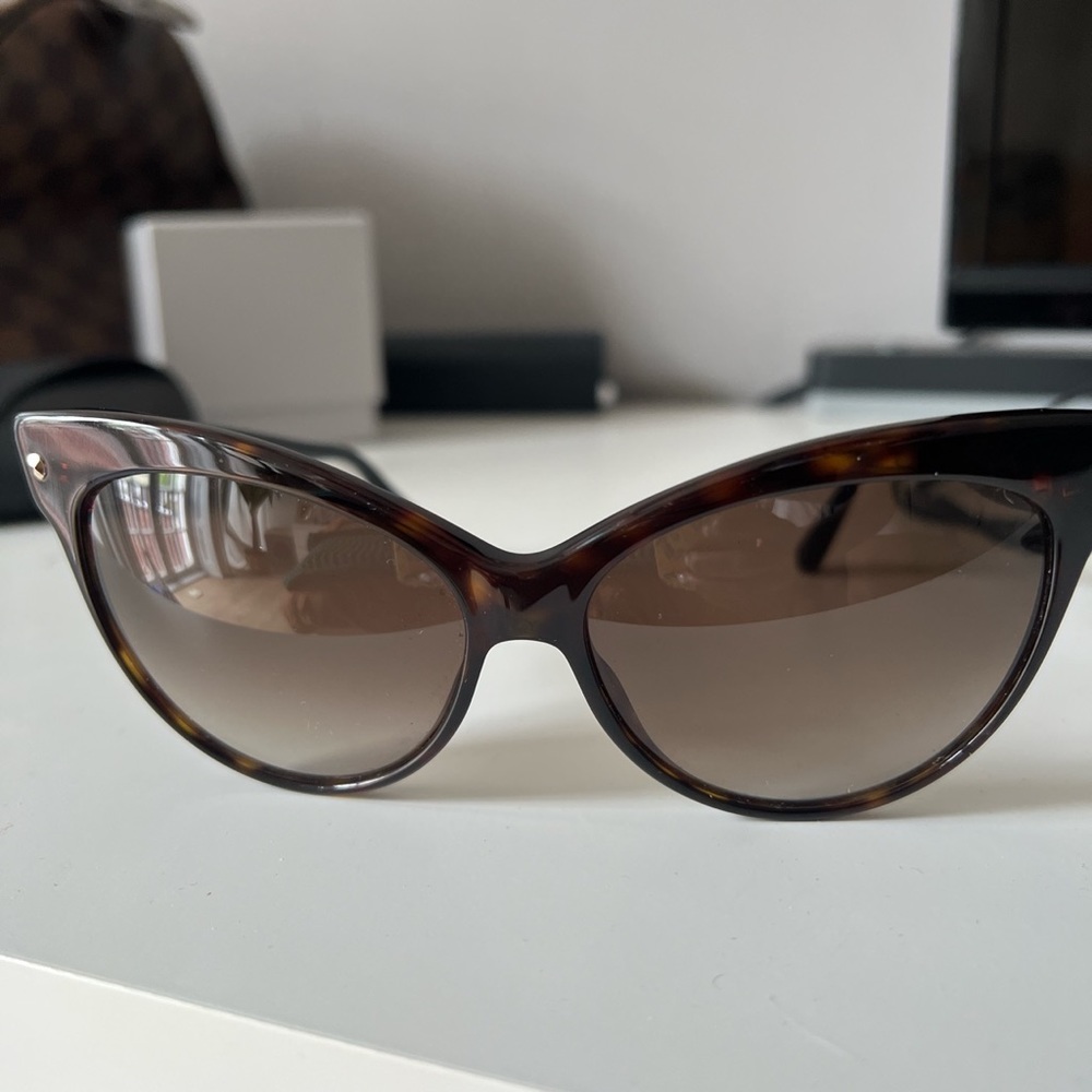 Dior Sunglasses Mohotani -$70
Comes with Dior pouch